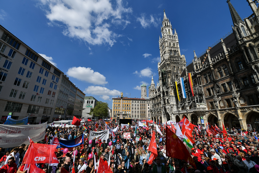 Demo einer Menschenmenge in München am 1. Mai