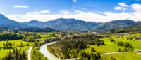 Landschaft in Bayern mit Fluss und Brücke